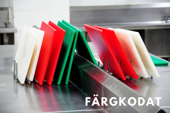 rene fargekodede plastskjærebrett tørker i et stativ