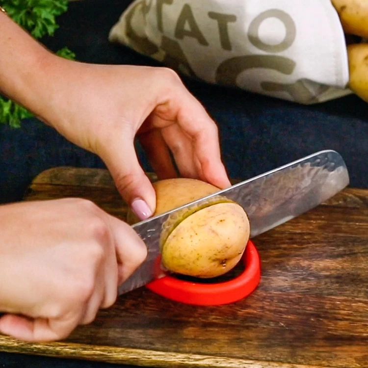 Enkelt verktøy for å skjære hasselbackpoteter