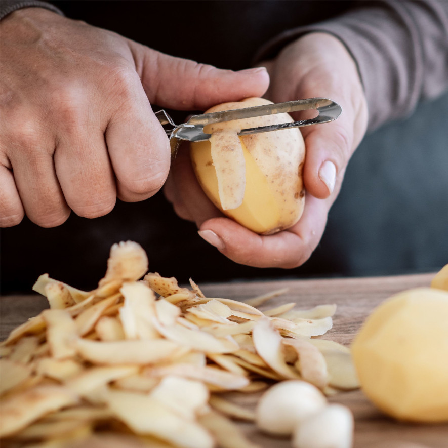 Skreller potet med en enkel potetskreller