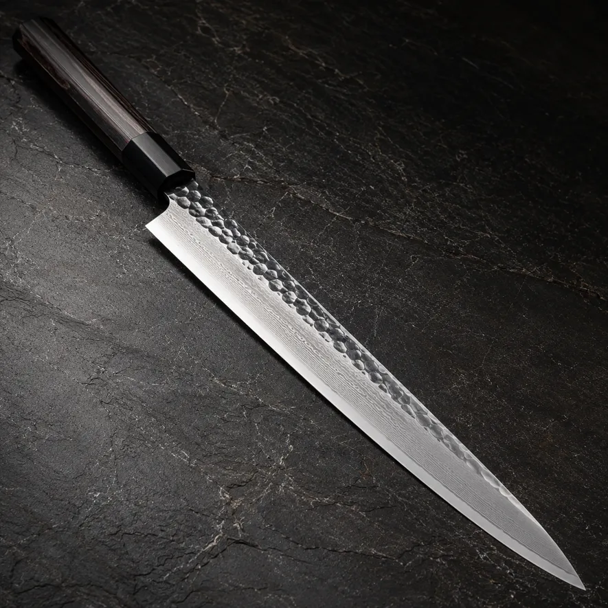 Sujihiki japansk trancherkniv med langt smalt blad på treunderlag