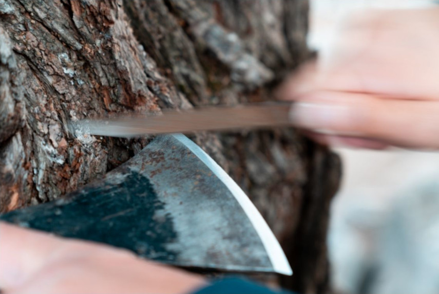 Vedlikeholder øks med bryne