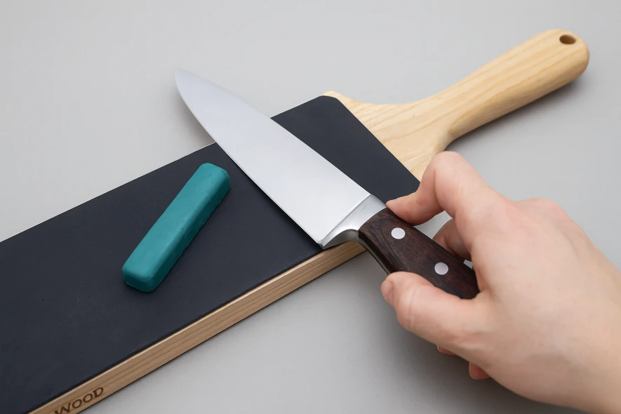 Kniv som dras over lærstropp for å skjerpe eggen